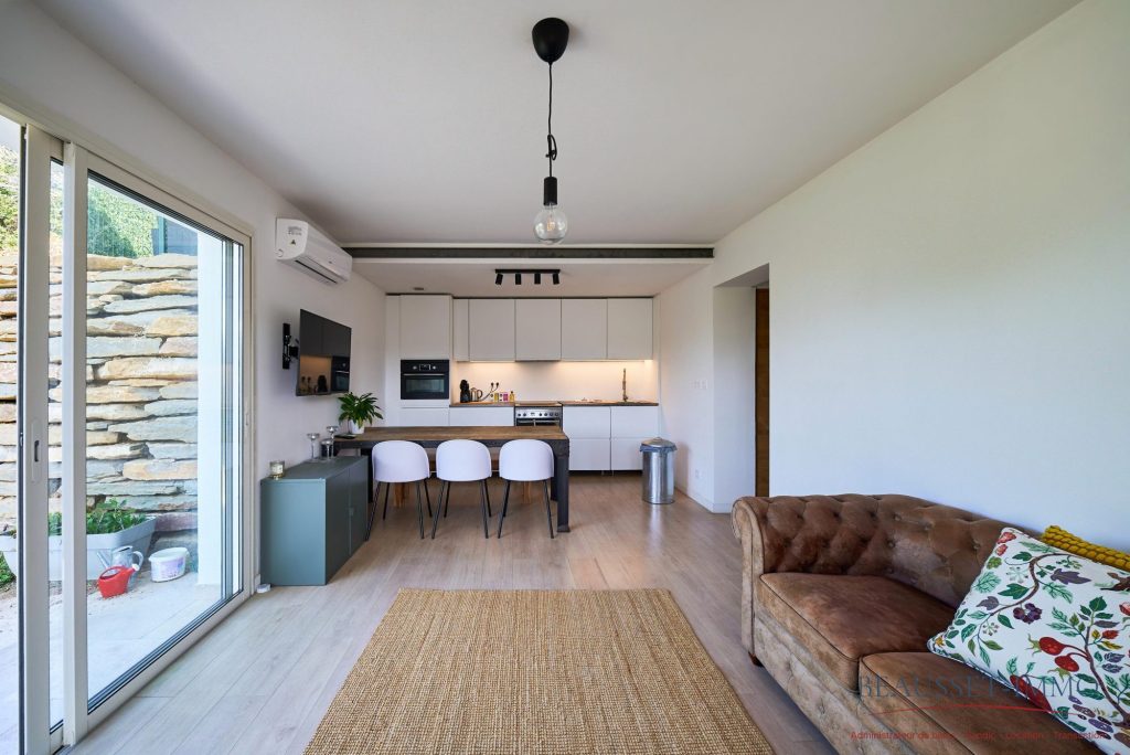 Séjour avec cuisine ouverte équipée dans une maison T3 en duplex à vendre
